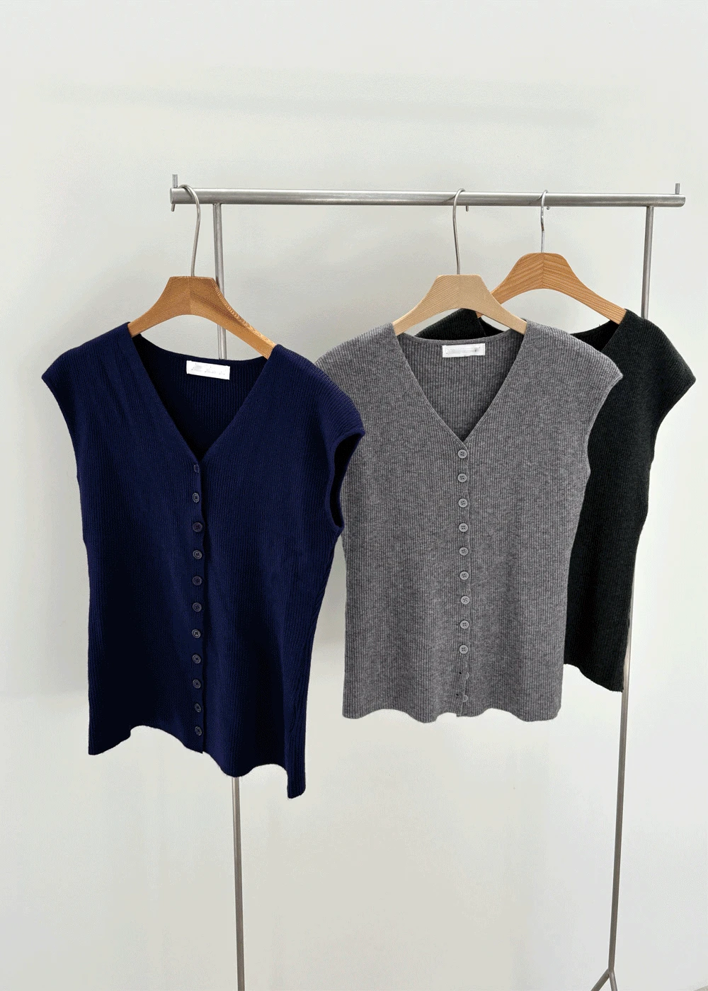 Cap v-neck button knit vest