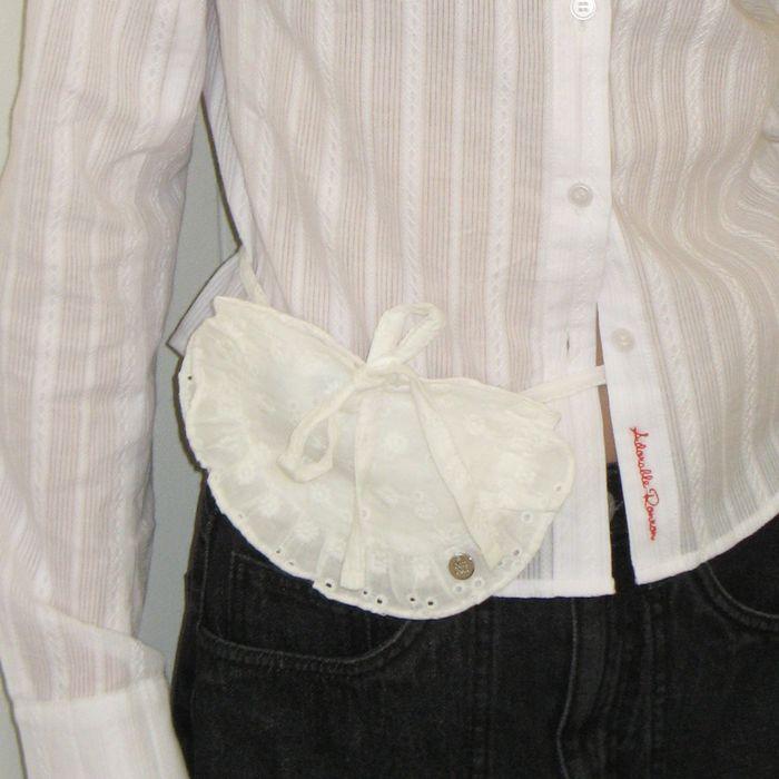 FLOWER LACE LAYERED BELT BAG WHITE