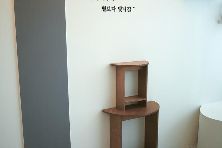 샬롯 600 사이드 미니 협탁 침대 옆 선반 원목 2단 틈새 좁은 서랍장