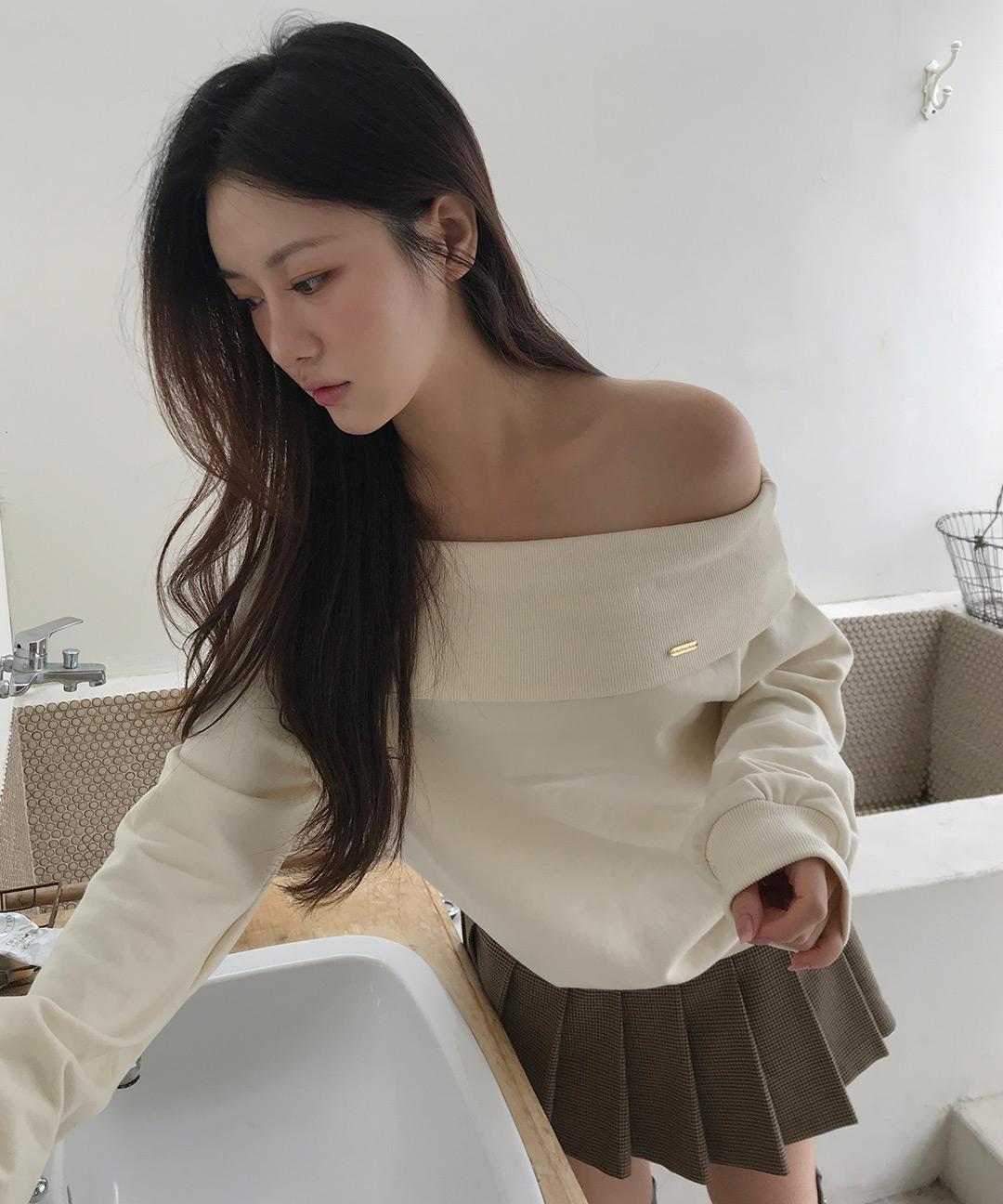 레터프롬문 [여리여리템💕] 볼드 오프숄더 스웻셔츠 ( 2 colors )