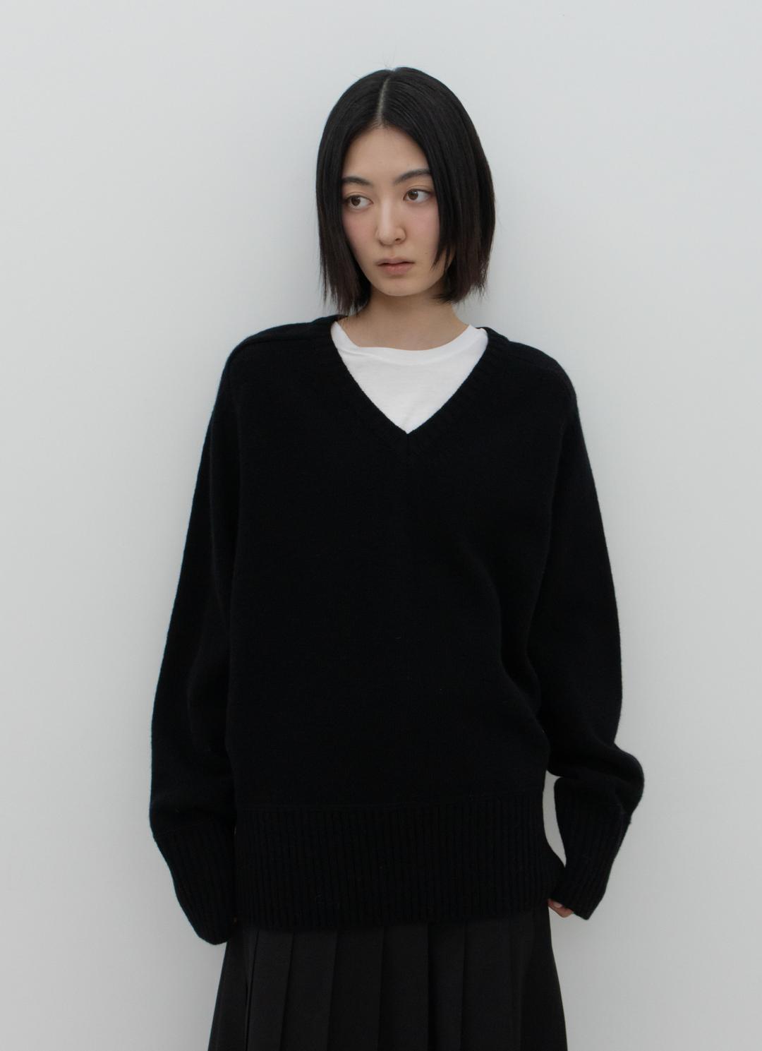 [10/31 예약배송] 25FW WOOL V-NECK SWEATER / BLACK