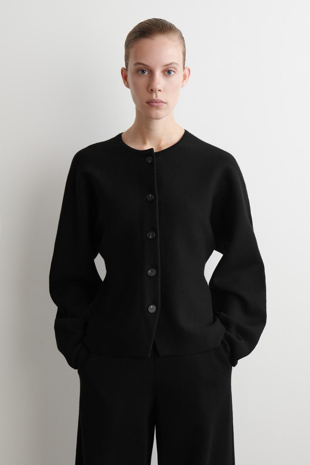 CARDIGAN EN LAINE SCULPTÉE - NOIR | COS