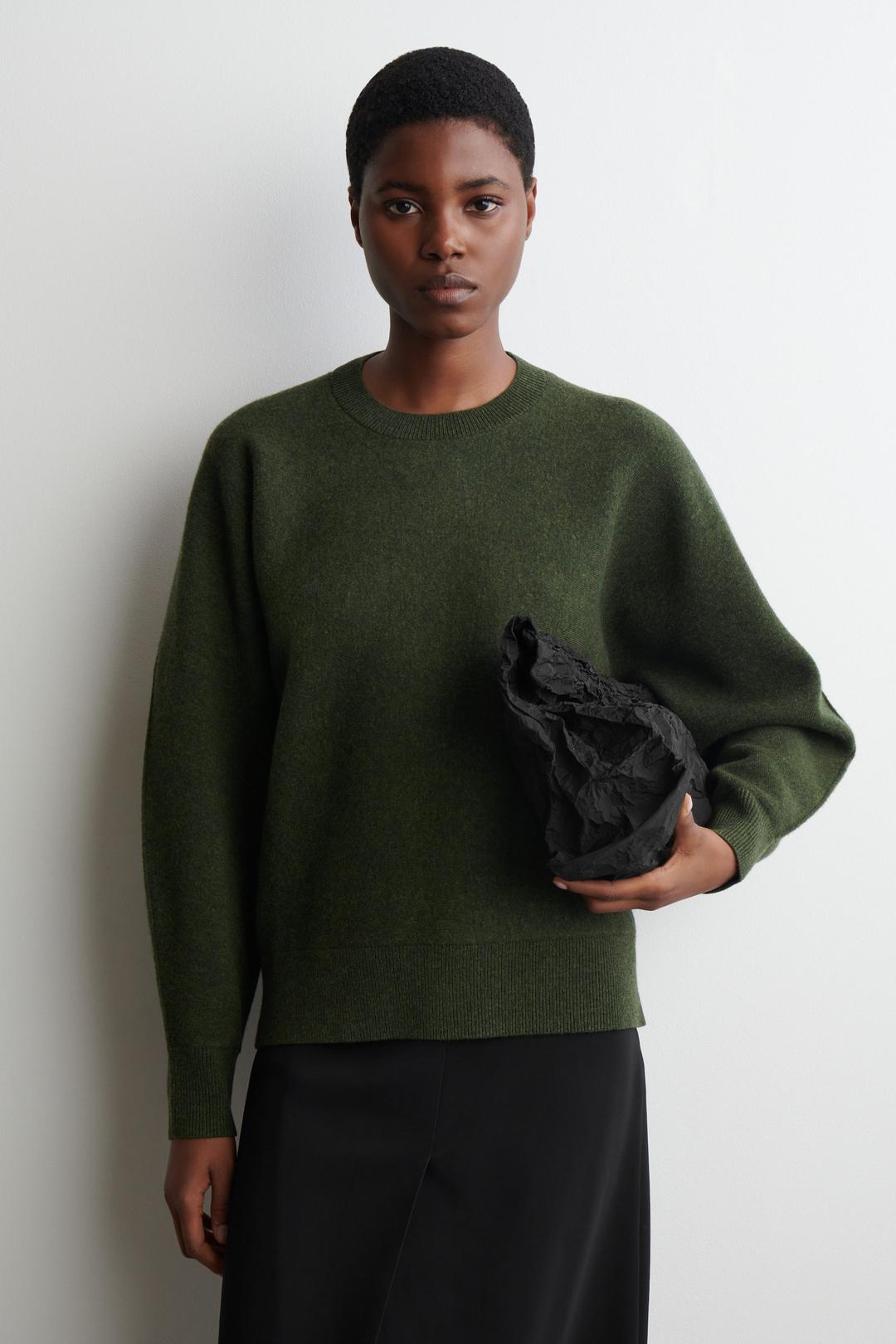 PULL SILHOUETTE ARRONDIE EN LAINE DOUBLE FACE - VERT FONCÉ | COS