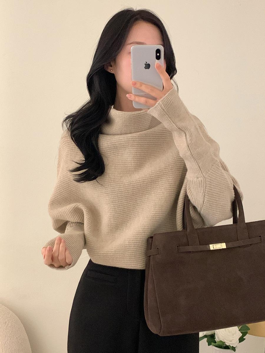 샬롯 드레이프 넥 니트