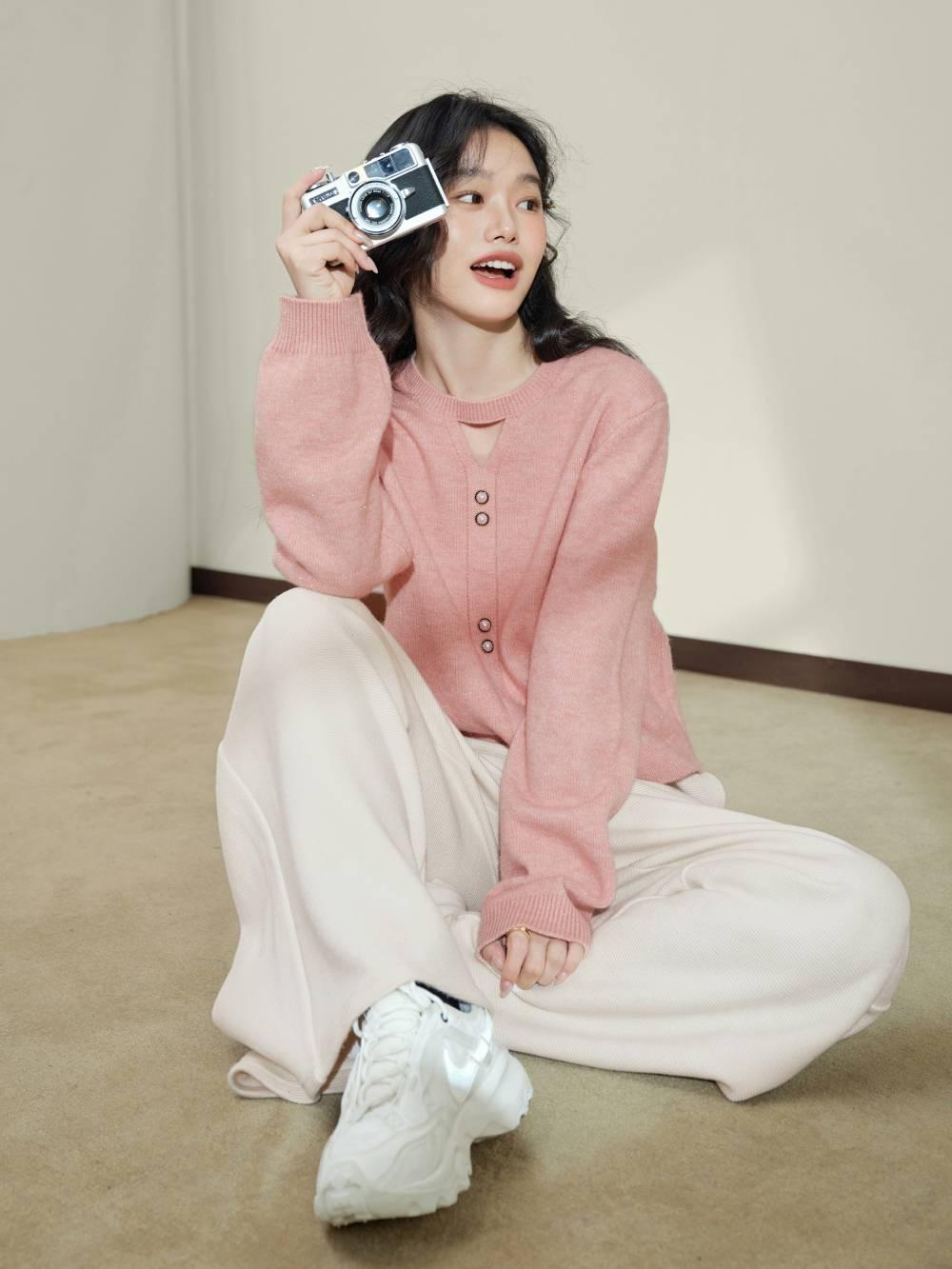 프런트 컷 아웃 스웨터