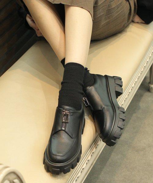 20B309 black loafer