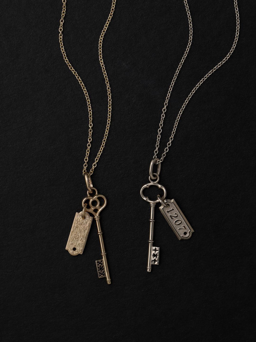 cle de chance +number tag pendant +round chain.