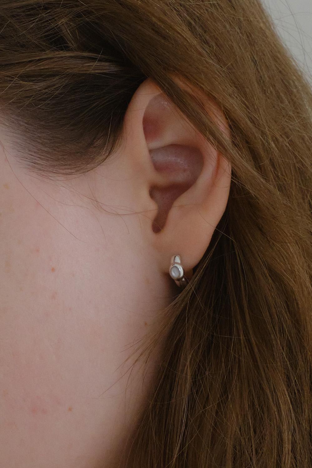 Petit stone earrings -White