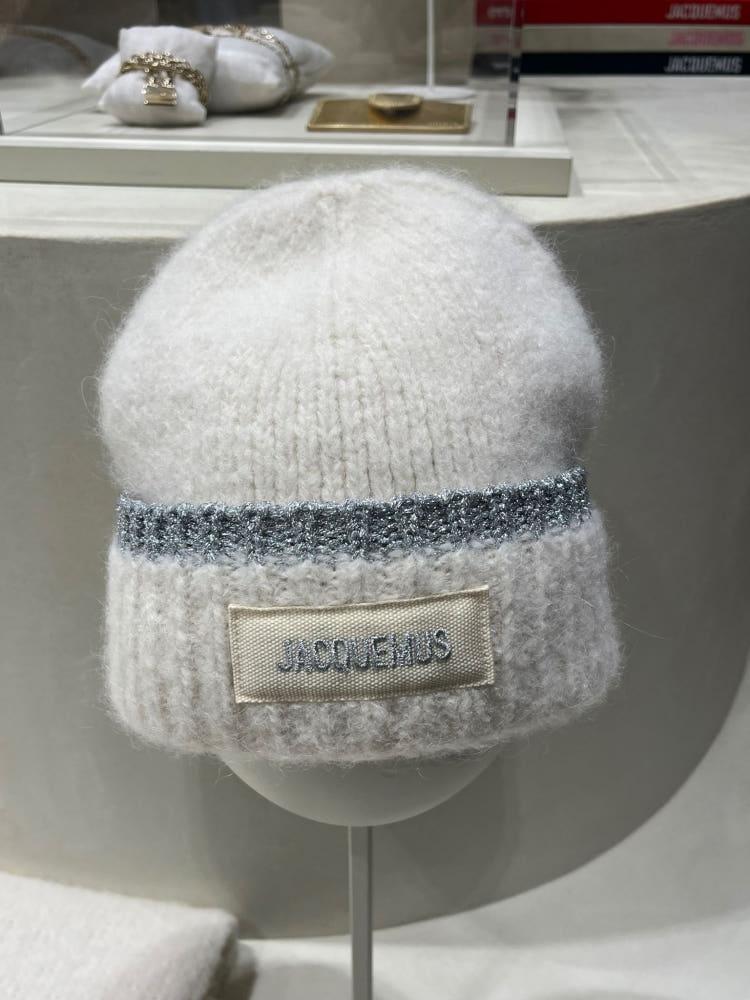 자크뮈스 실버 트리밍 로고 패치 비니