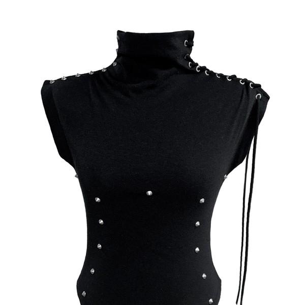 CONE STUD BODY LINE TOP IN BLACK <AESPA 카리나 착용>