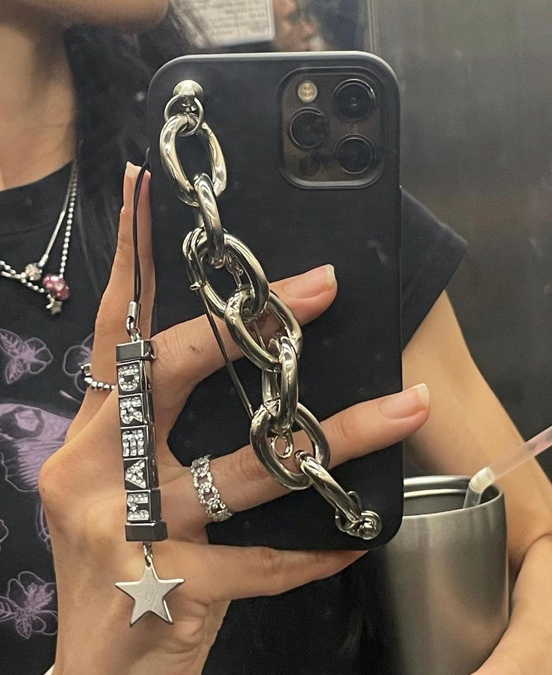 *piercing chain case* (black)