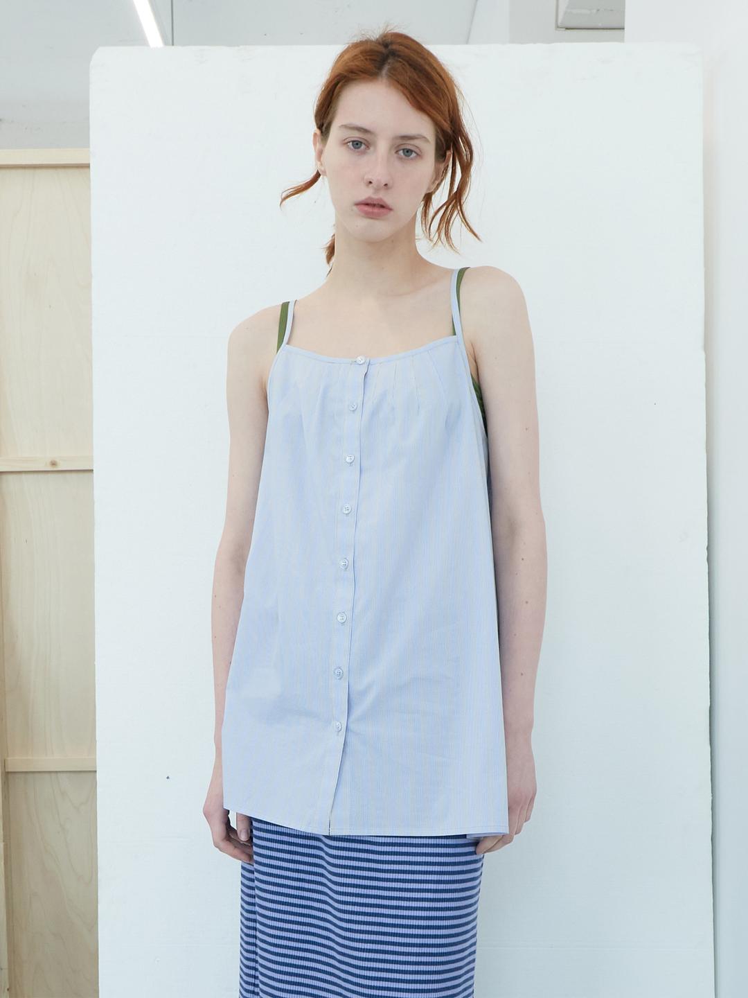 버튼 슬리브리스 탑 (Sky)