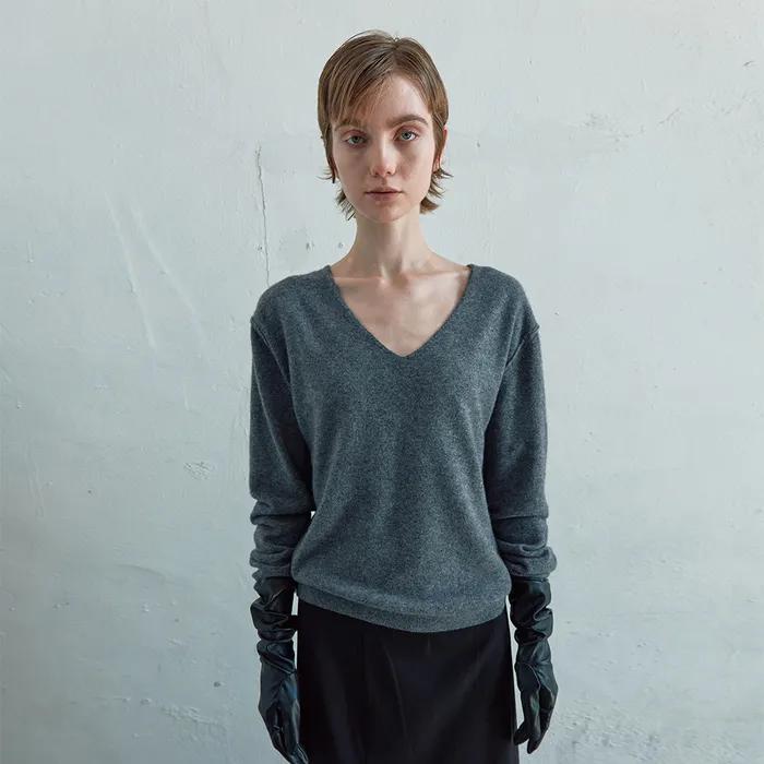 INSIDE OUT V-NECK SWEATER IN GREY