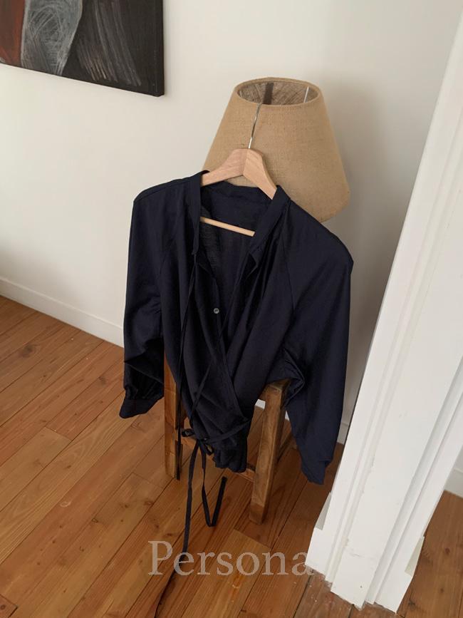 [Persona] collarless wrap-over blouse with strap (navy)