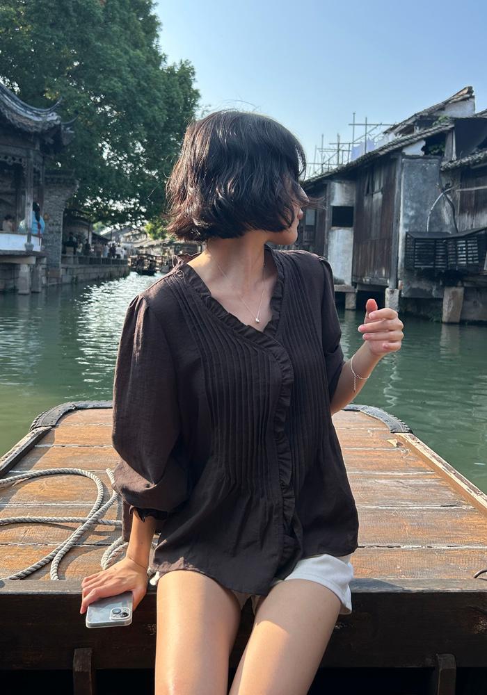 [BEST] NOIR 핀턱 브이넥 블라우스