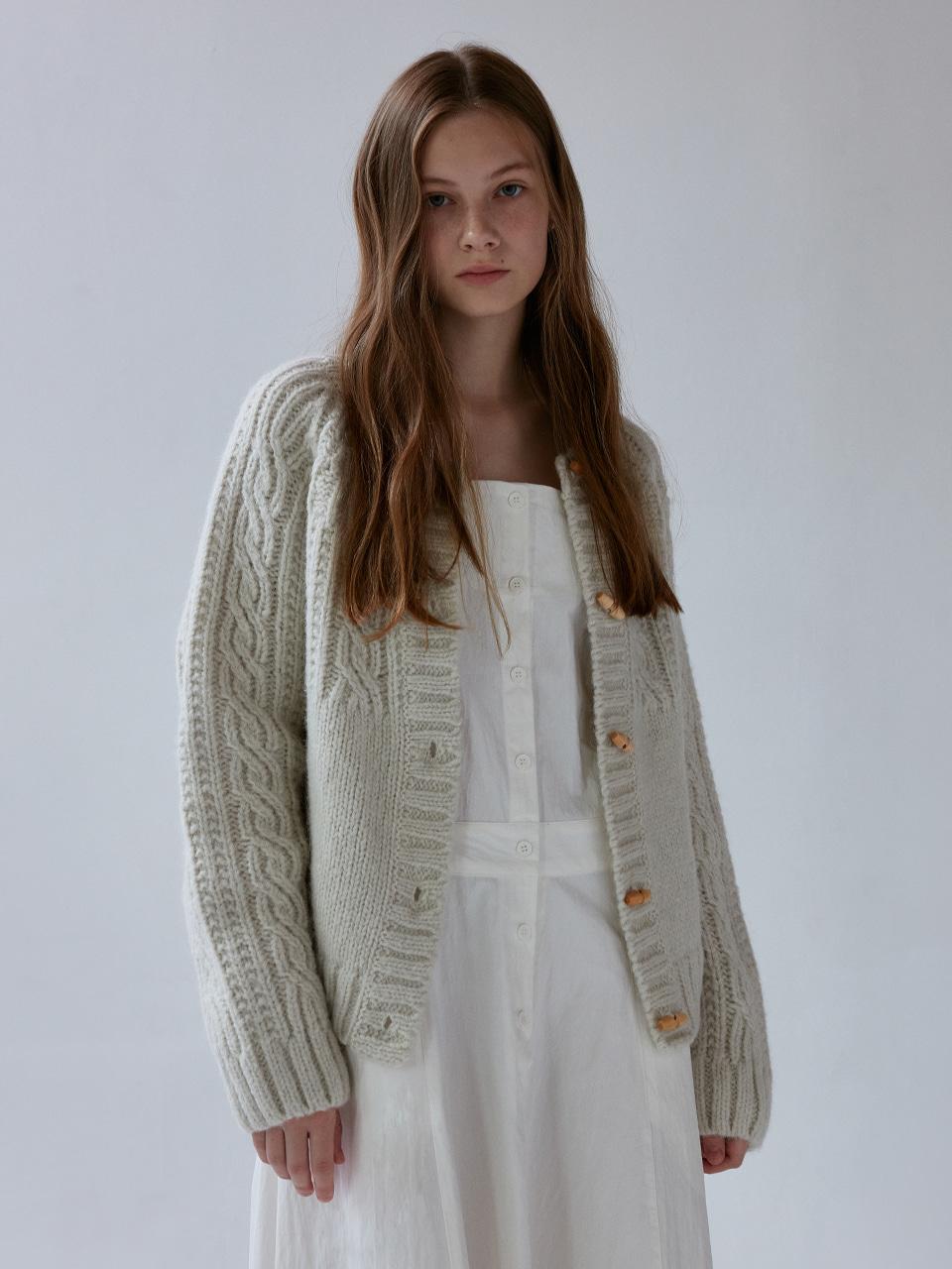 Duffle cable cardigan (snow)