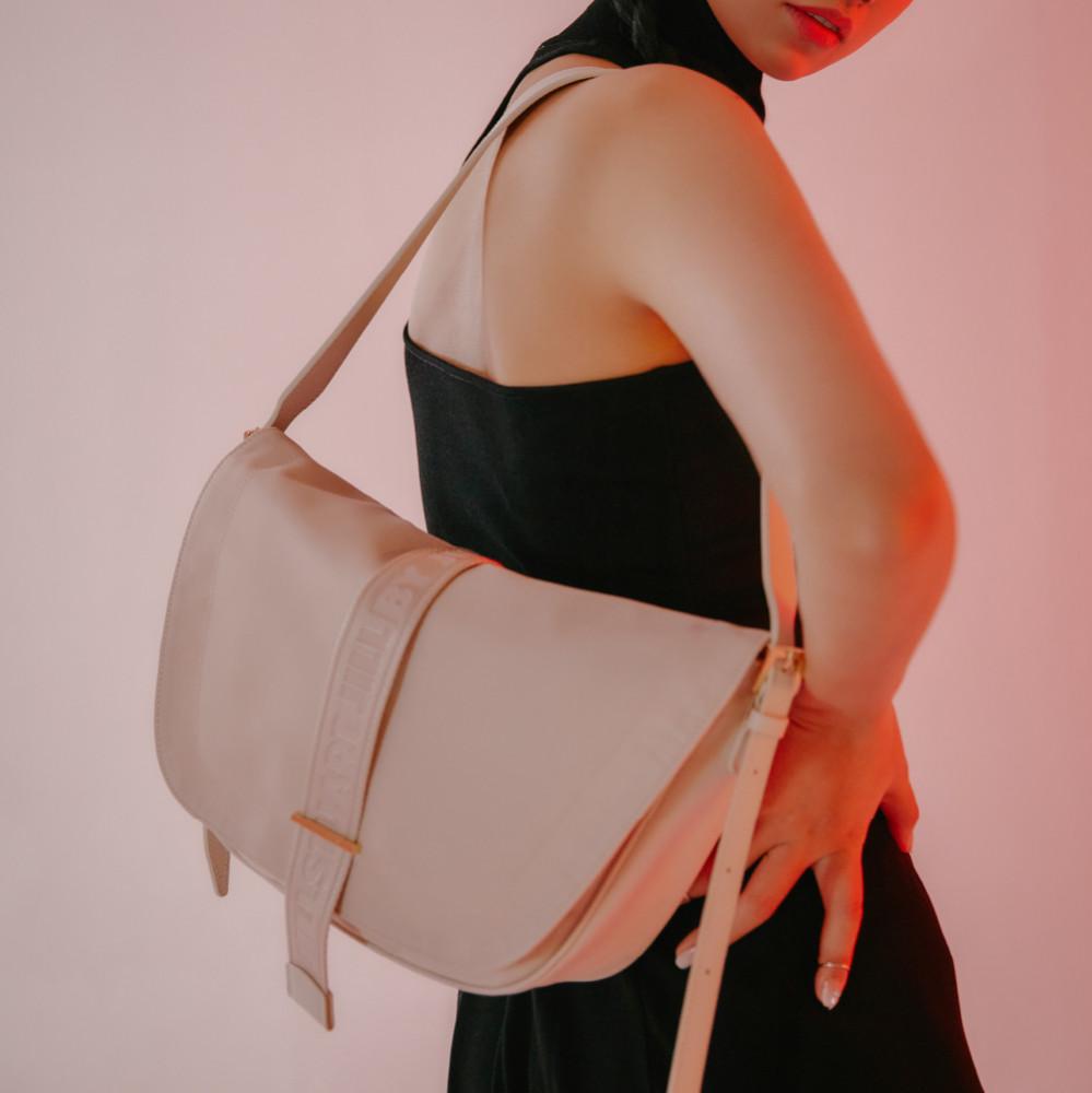 질바이질스튜어트 [4COLOR] [레브] 나일론 금속 스트랩 장식 숄더백 (블랙/아이보리/그레이/핑크)