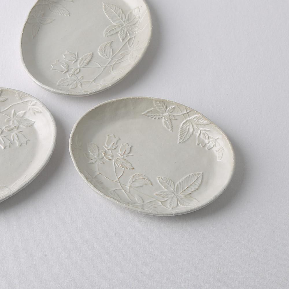 엉킨풀과 초롱꽃 둥근 접시, 박혜성