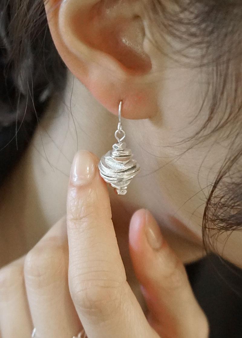 [E196]conch earring/귀걸이/미니멀귀걸이/시선
