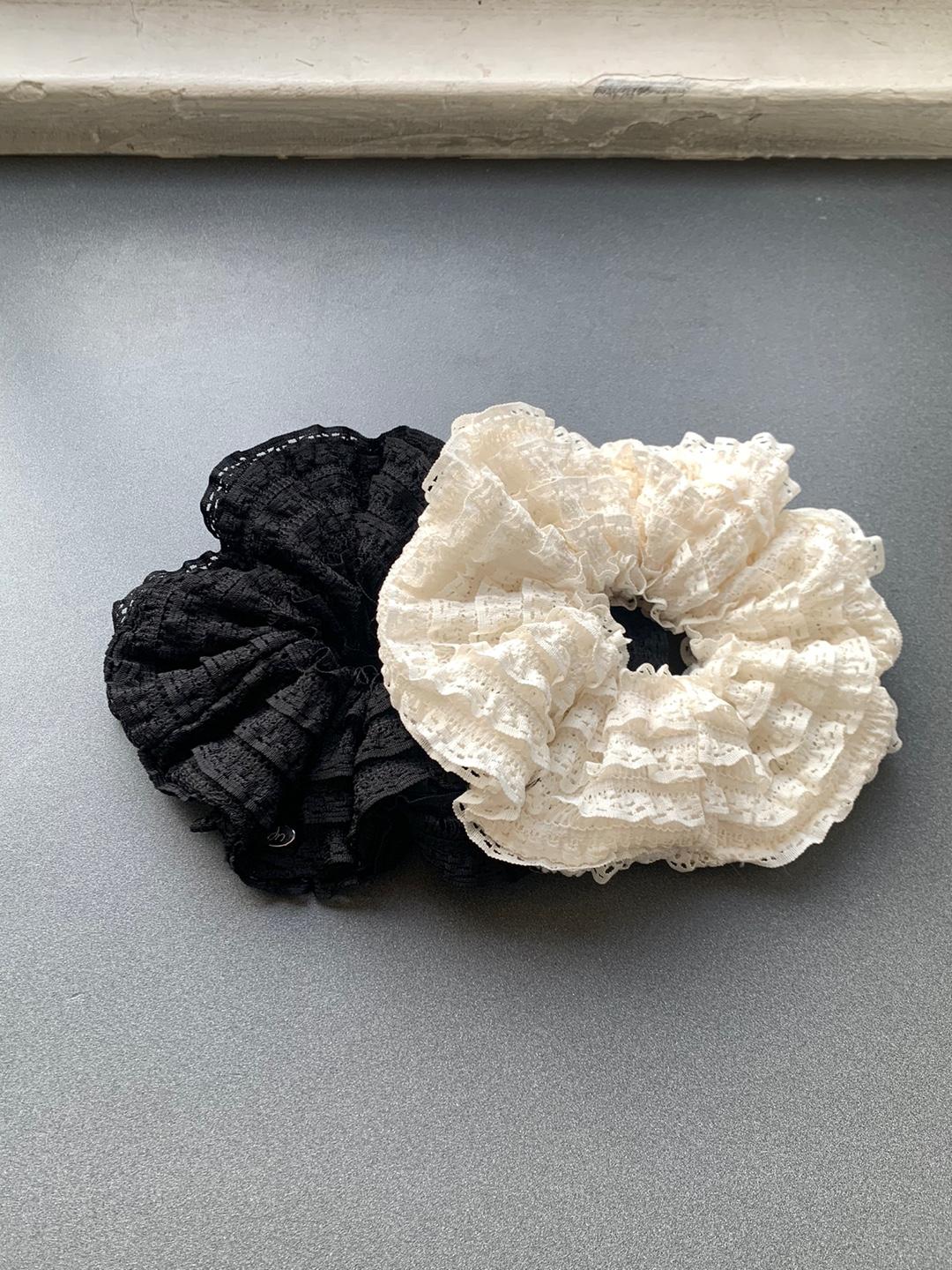 Merry frill scrunch