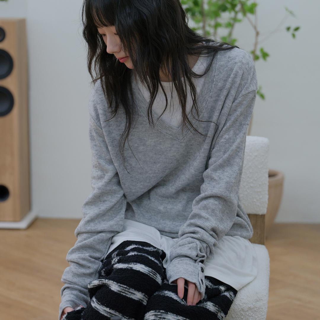 틸데서울 헤이즈 울 브이넥 버튼 니트 2color