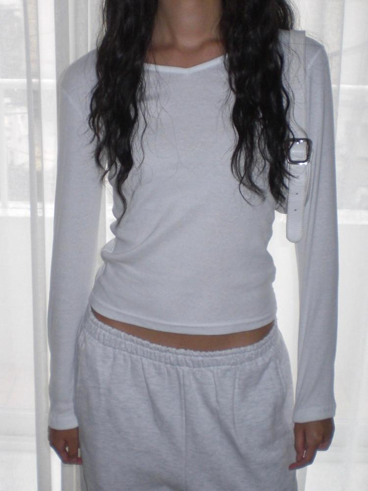 쉘로우 브이넥 T