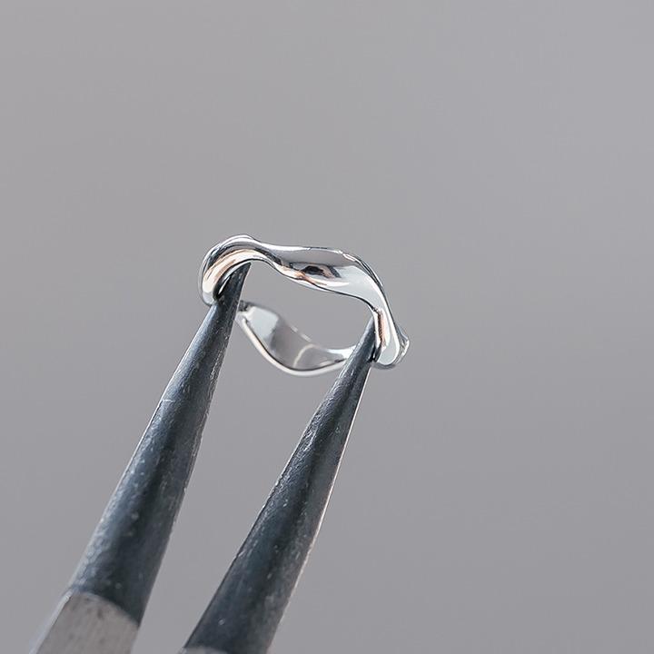 볼드 클레어 반지 보넥도 보이넥스트 도어 리우 착용