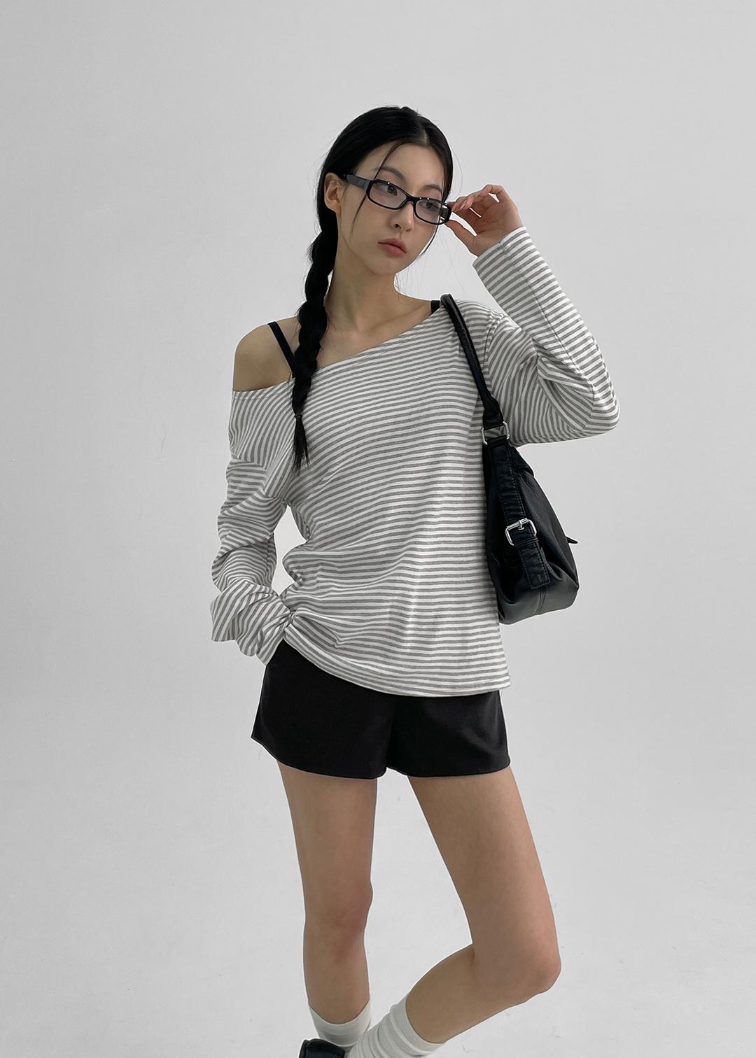 블랙업 엘시아 스트라이프 루즈핏 오프숄더 긴팔티