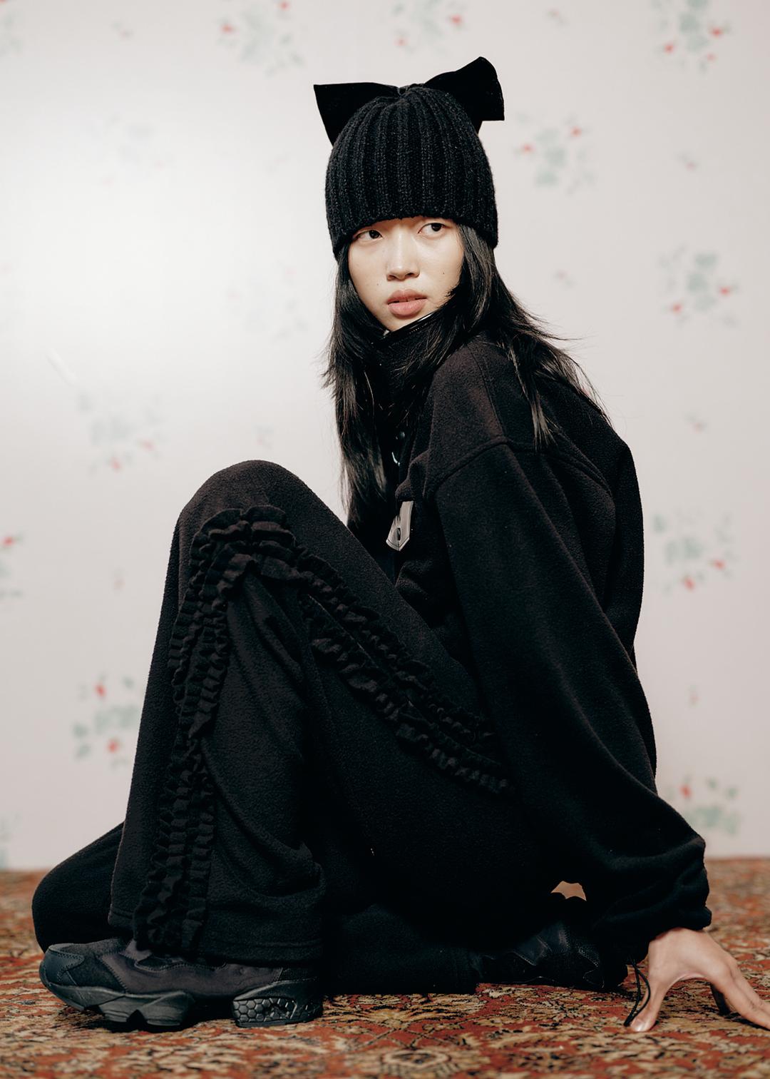 RUFFLE TRACK FLEECE PANTS - BLACK