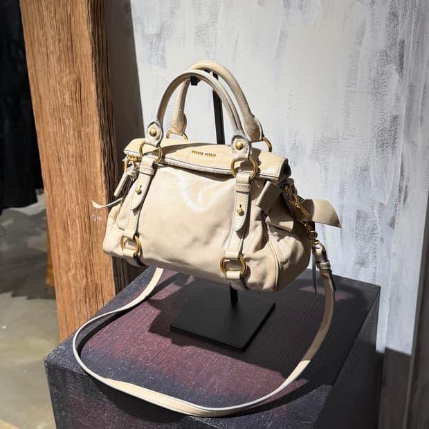 미우미우 아이보리 비텔로 럭스 리본 사첼백 | 후루츠패밀리