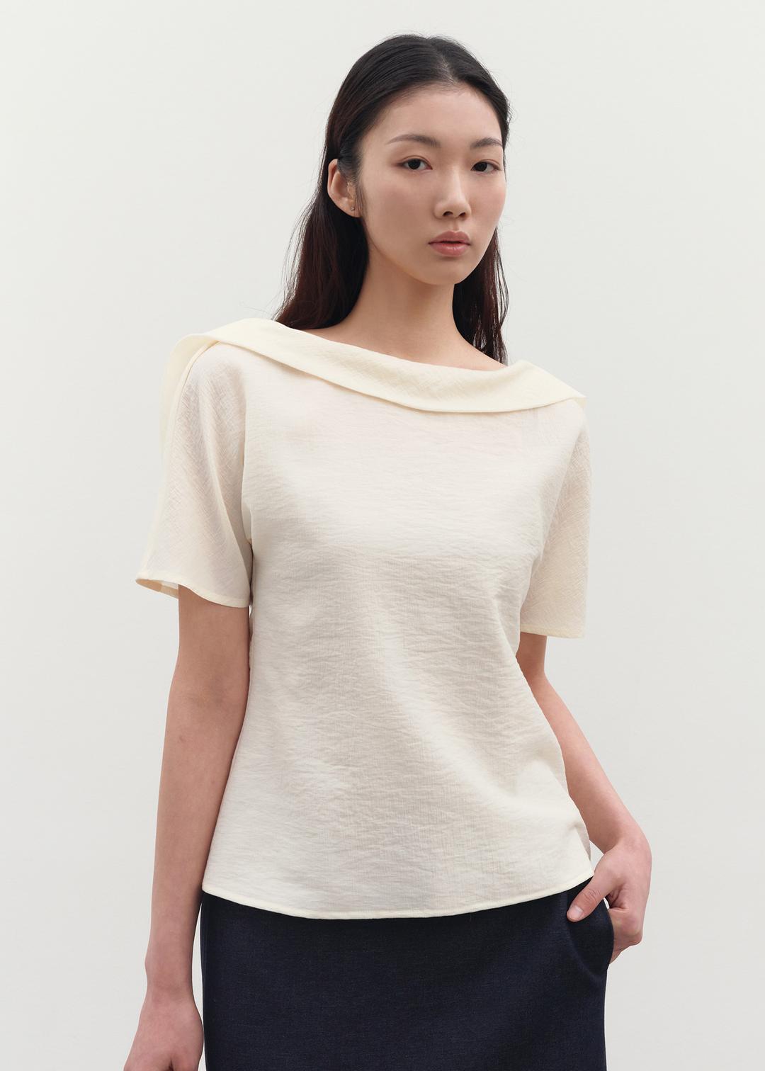 네즈 보트넥 라인 블라우스