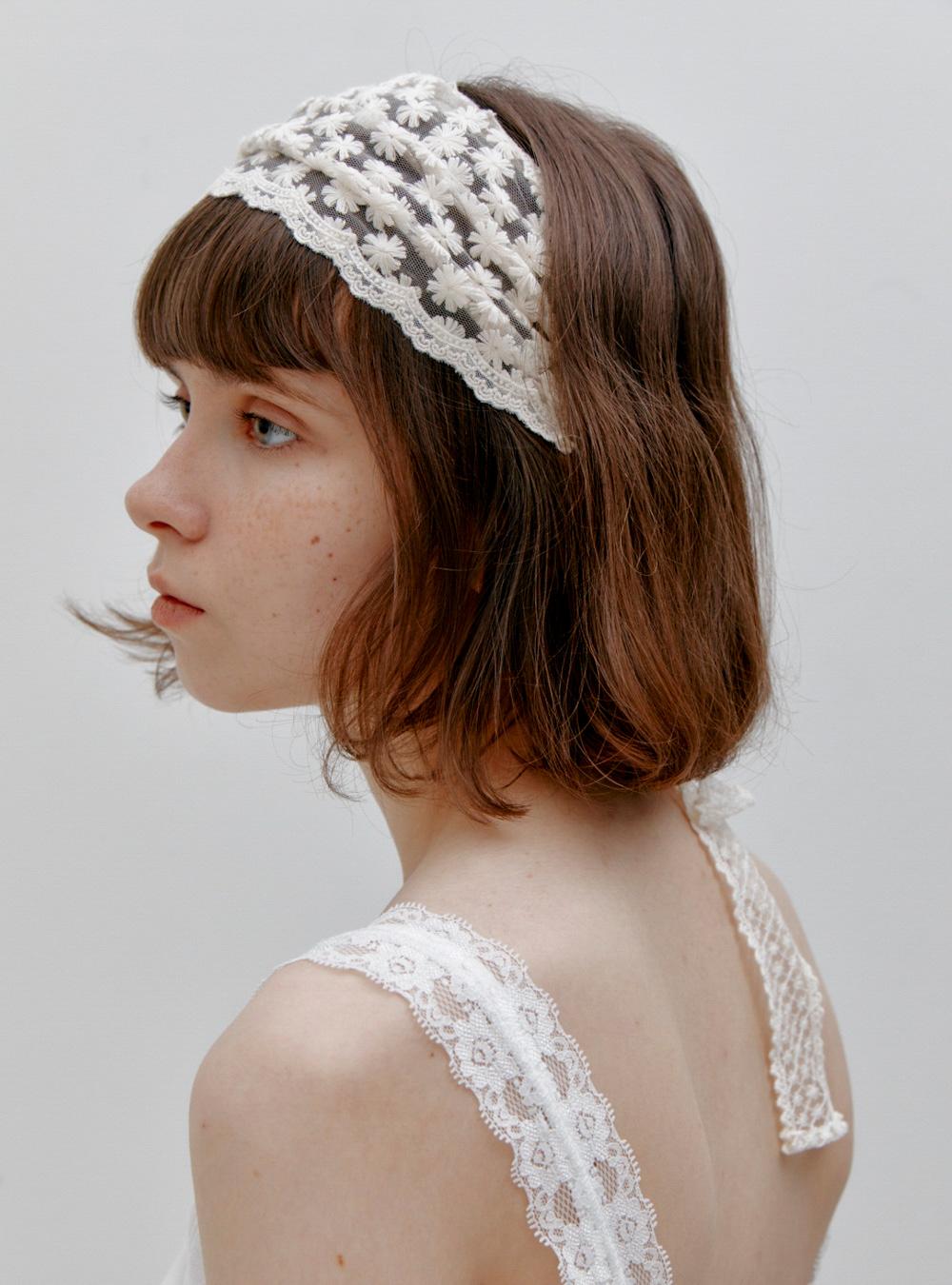 Flower hair band. Ivory