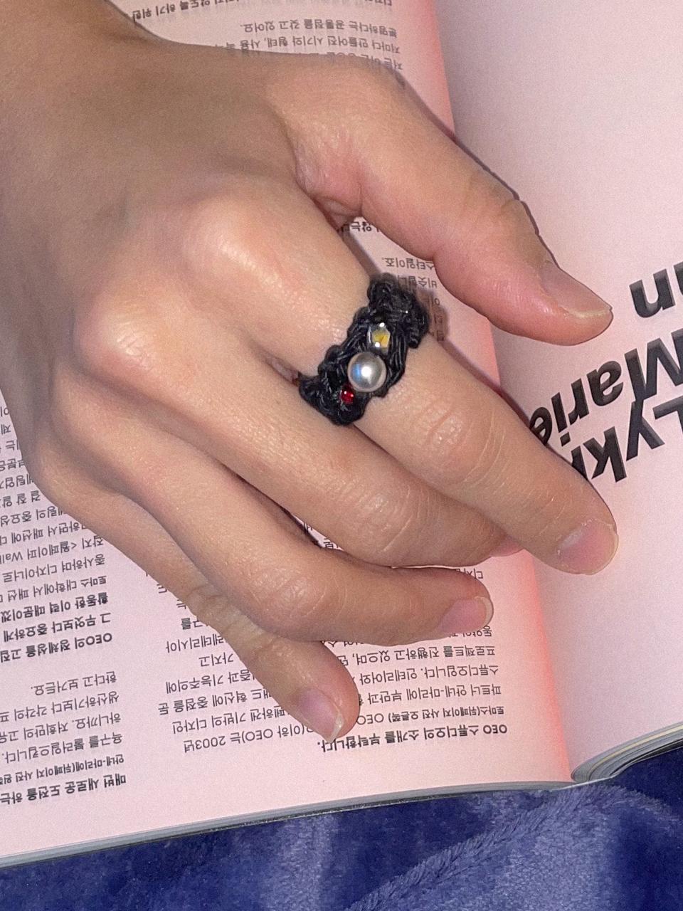 Gem with knitted ring (Black)
