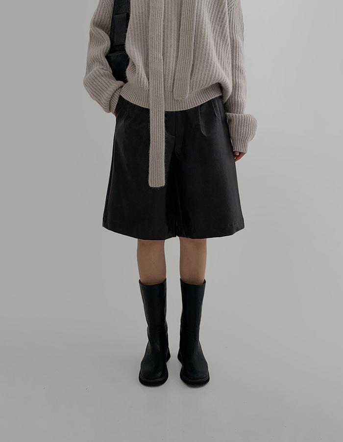 [by LAROOM] 레더버뮤다팬츠