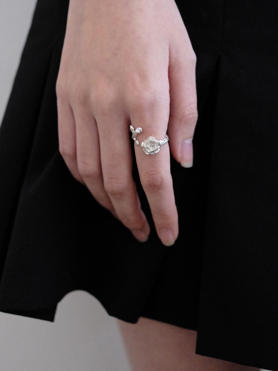 Renaissance rose ring