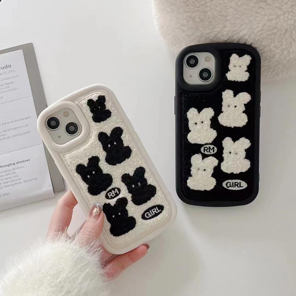 뽀글 토끼 블랙앤화이트 래빗 자수 아이폰 케이스 15프로 따뜻한 겨울 잡화
