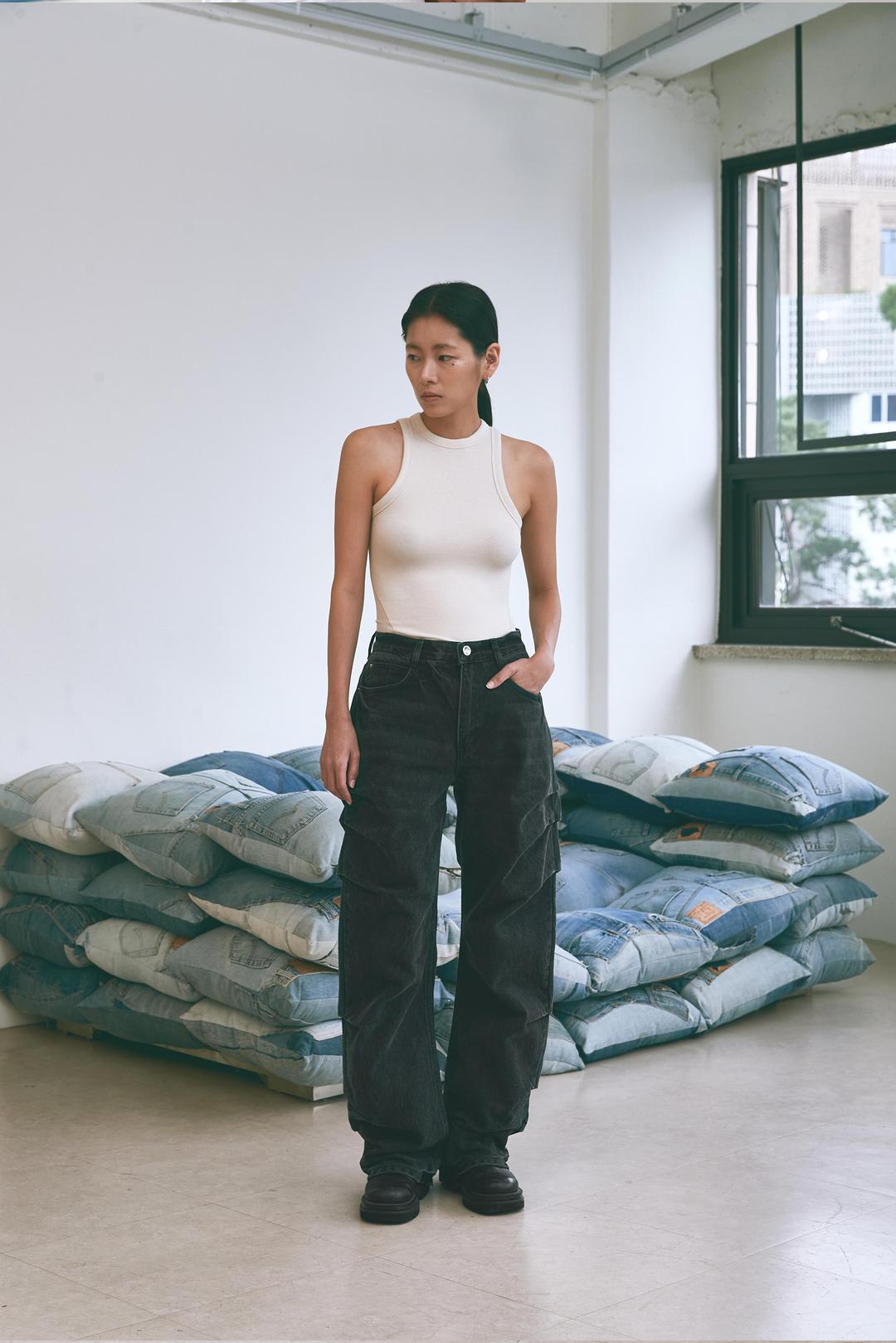 F 008 SIX TUCKS JEANS