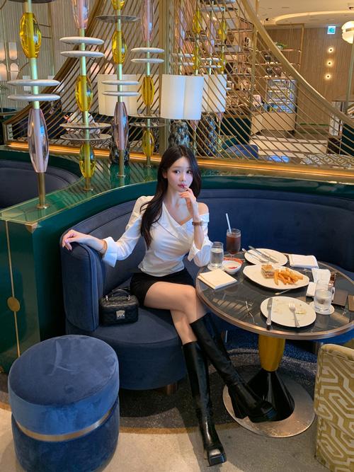 잔느 로이크 언발 오프숄더 셔츠