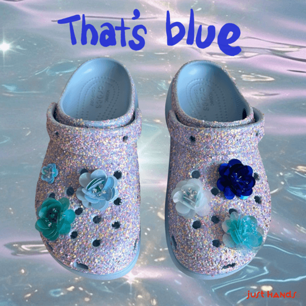 That's blue jibbitz / shoe charm