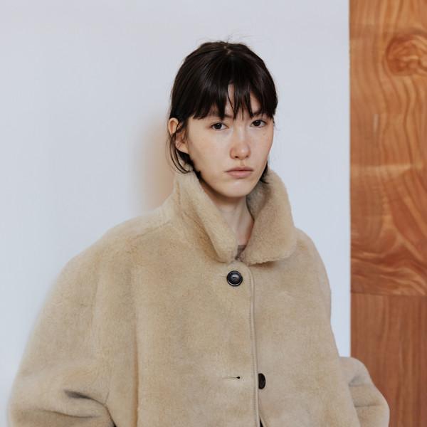 LAMBS WOOL REVERSIBLE SHORT SHEARLING JACKET - BEIGE