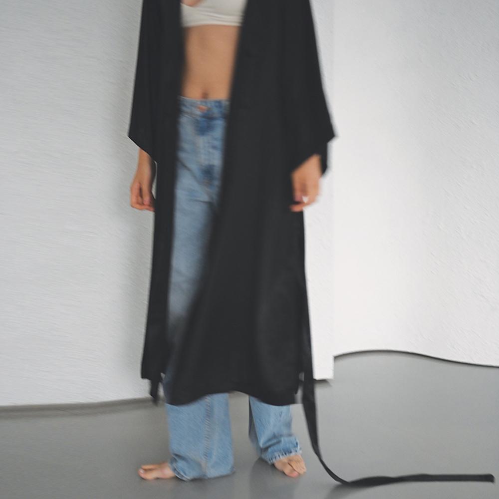 Black Flow Slit 새틴 로브