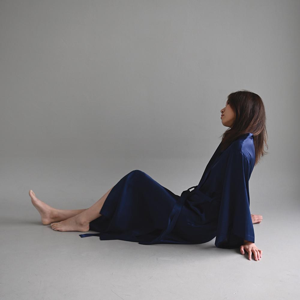 Deep Navy Flow Slit 새틴 로브