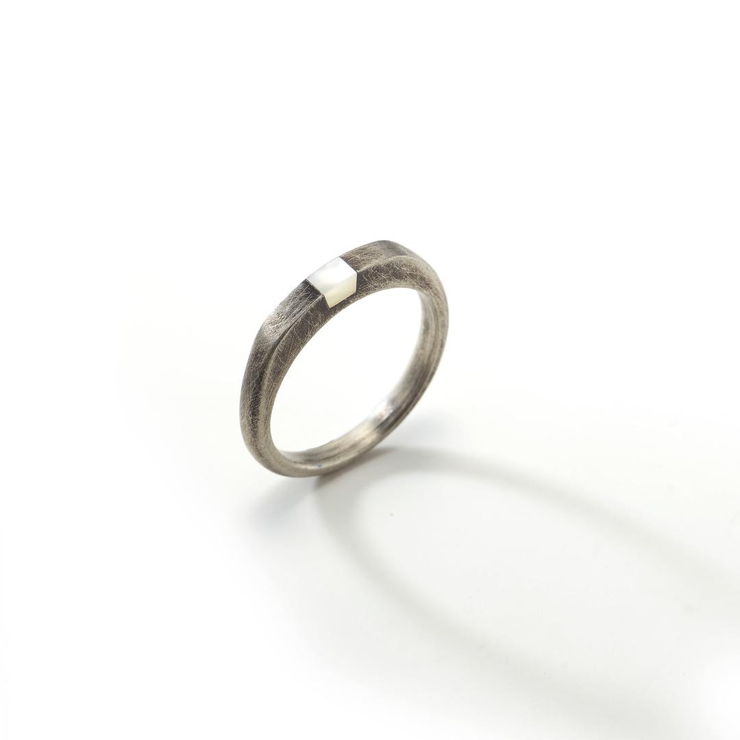 SIDE CUTTED CURVED RING-백자개