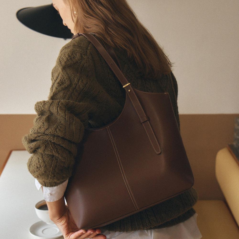 90 Veneta Bag Medium Wood Brown