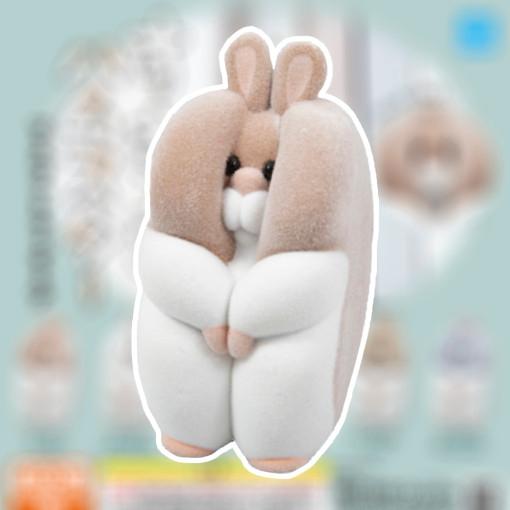 Qualia 가챠 틈새에 눌린 모습의 햄스터 플로키 재질 마스코트 피규어