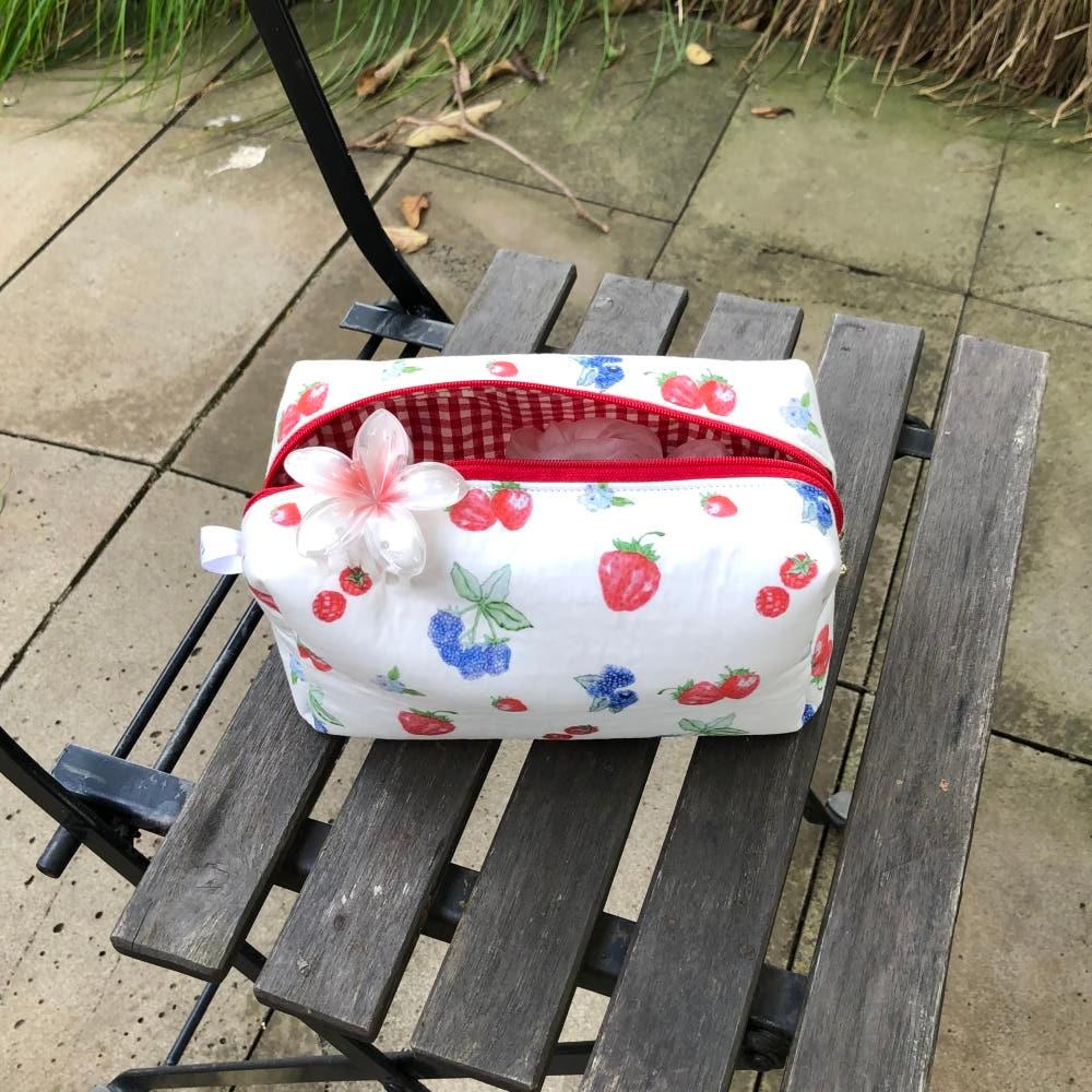 [Strawberry] 요거트 베리 패브릭 파우치 (딸기, 레드체크, 여행, 메이크업, 화장, 데일리)/[썸띵엘즈]square fabric pouch