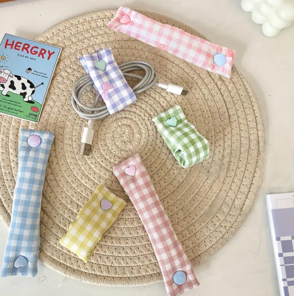 귀여운 하트 모양 버튼 패브릭 케이블 정리기 - 멀티컬러 프레시 체크무늬, USB 데이터 케이블 및 이어폰 코드용 여행 친화적 휴대용 감김 장치