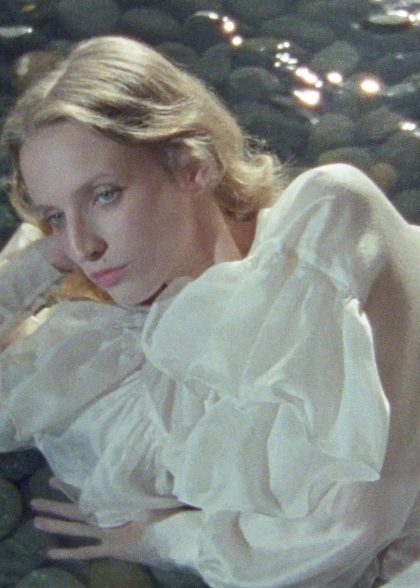 에이시메트릭 러플 블라우스