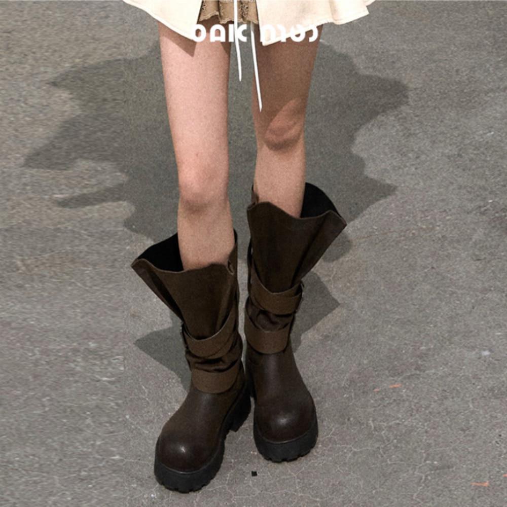 OAKMOO 부츠 텍스처 멀티 레이어 크로스 스트랩 가죽 부츠