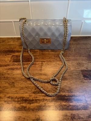 골드 체인 크로스바디 또는 숄더백이 있는 반투명 클리어 젤리 클러치